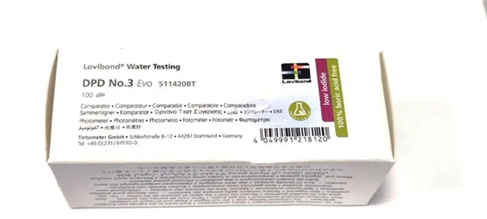 White box mit Wasser-Testtabletten, gekennzeichnet als DPD No.3 Evo, von der Marke Grünbeck, enthält 100 Tabletten für die Wasseranalyse.